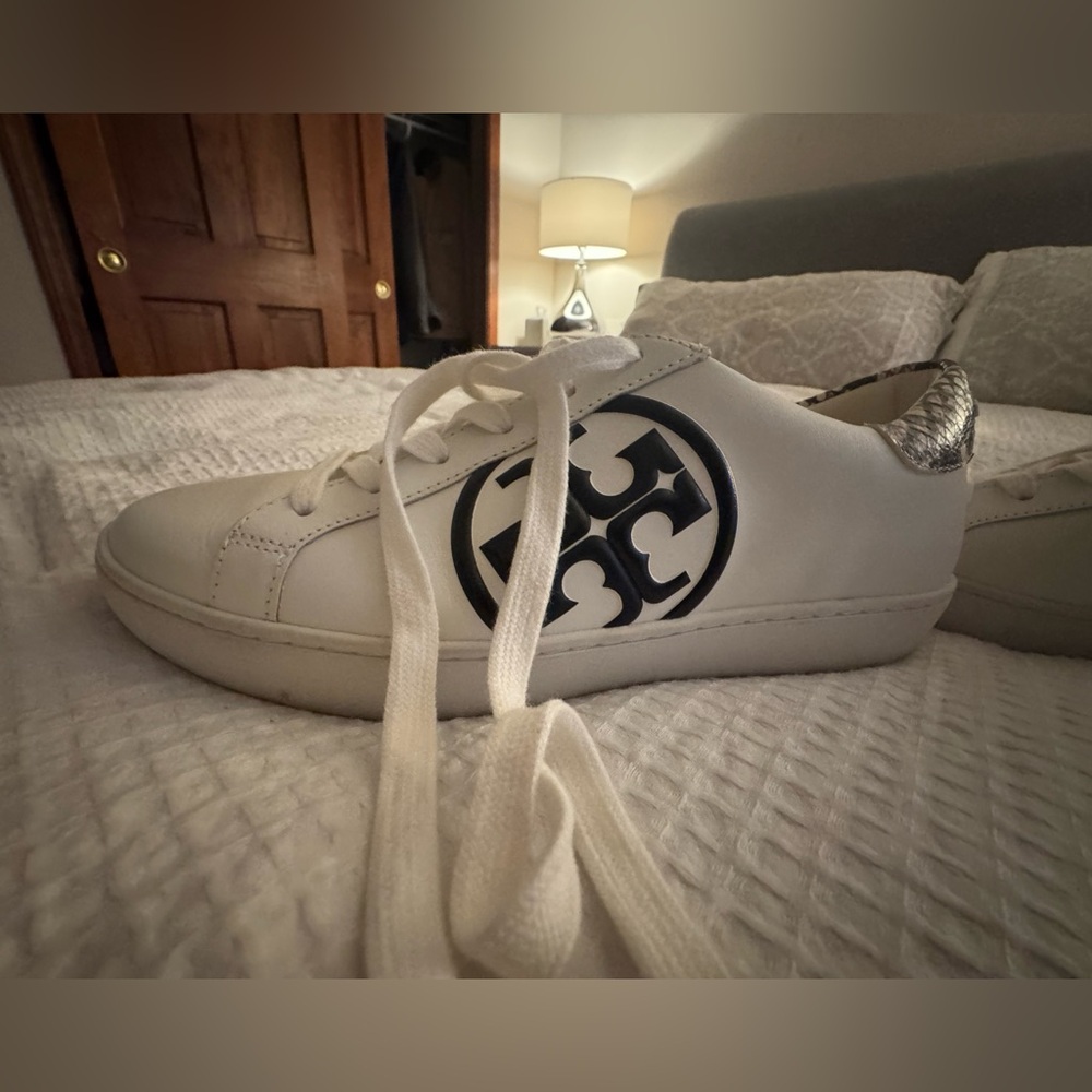 ToryBurch Leigh T-Logo Sneaker with a snakeskin heel tab size 8